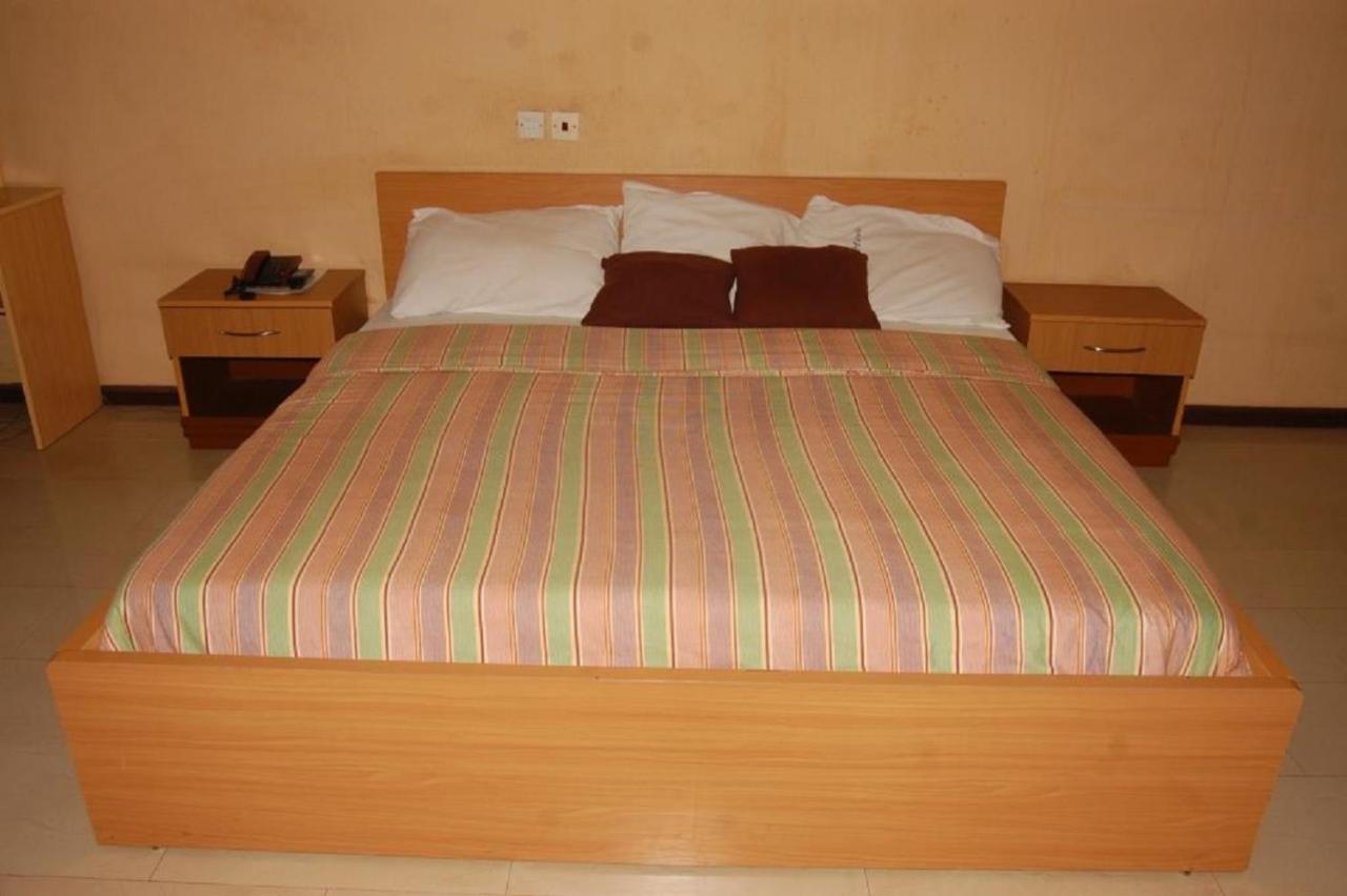 Dannic Hotels Enugu Bagian luar foto